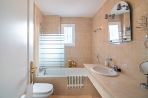 Free toiletries, hair dryer, bidet, towels - Spacious condo with Sea View, Walking distance to the Beach, Pool, Parking, Wifi (manilva)