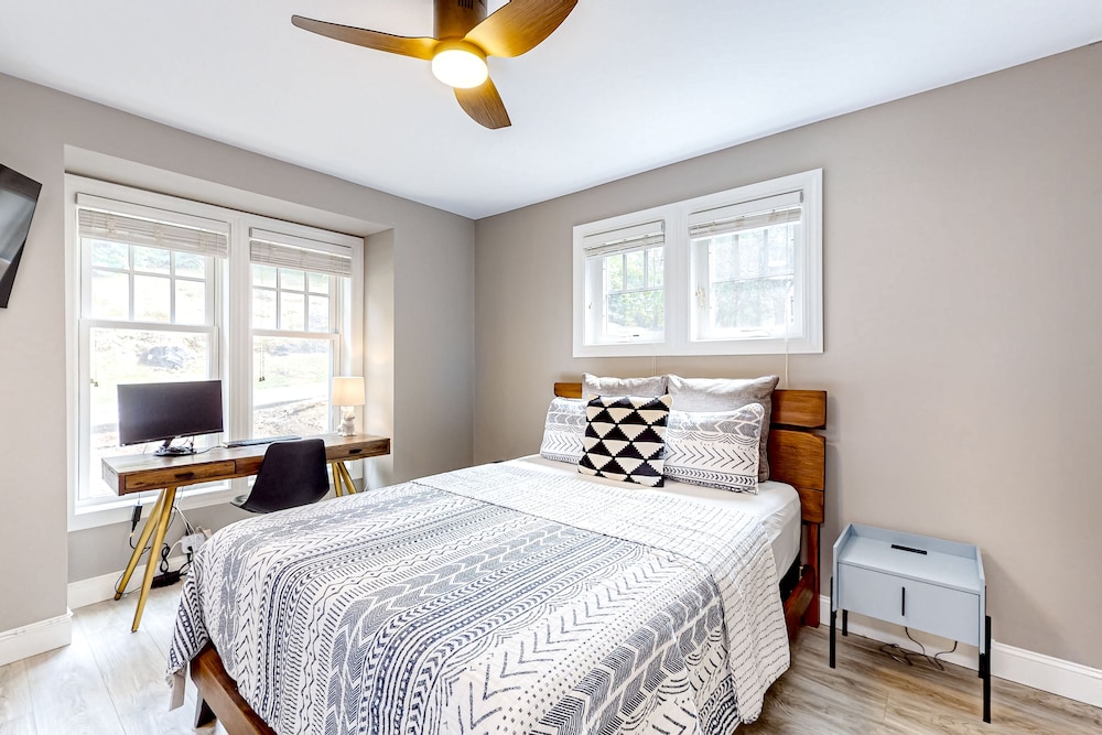 Resort condo with fireplace, pools, hot tubs, gyms, game room, putting