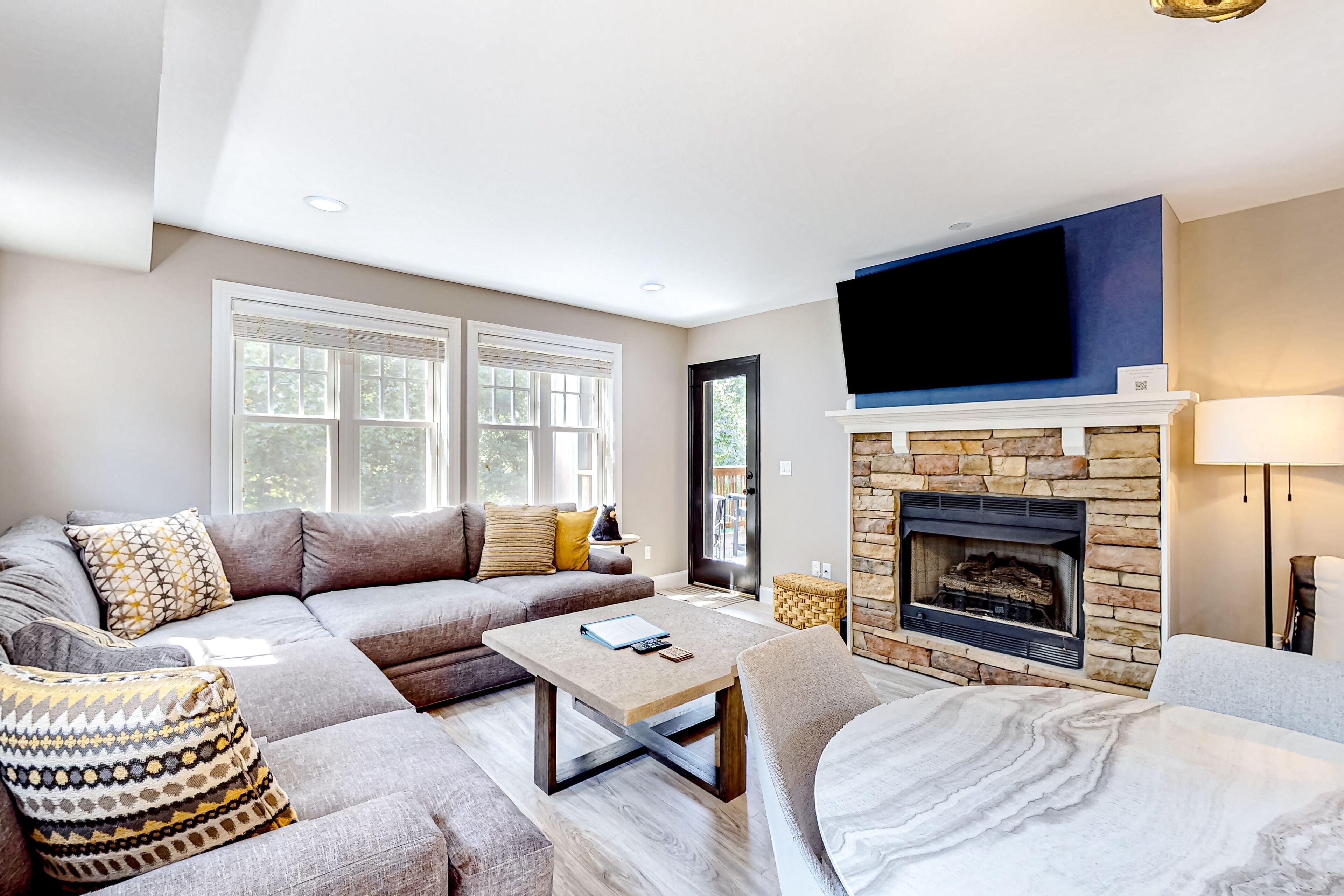 Resort condo with fireplace, pools, hot tubs, gyms, game room, putting green, AC