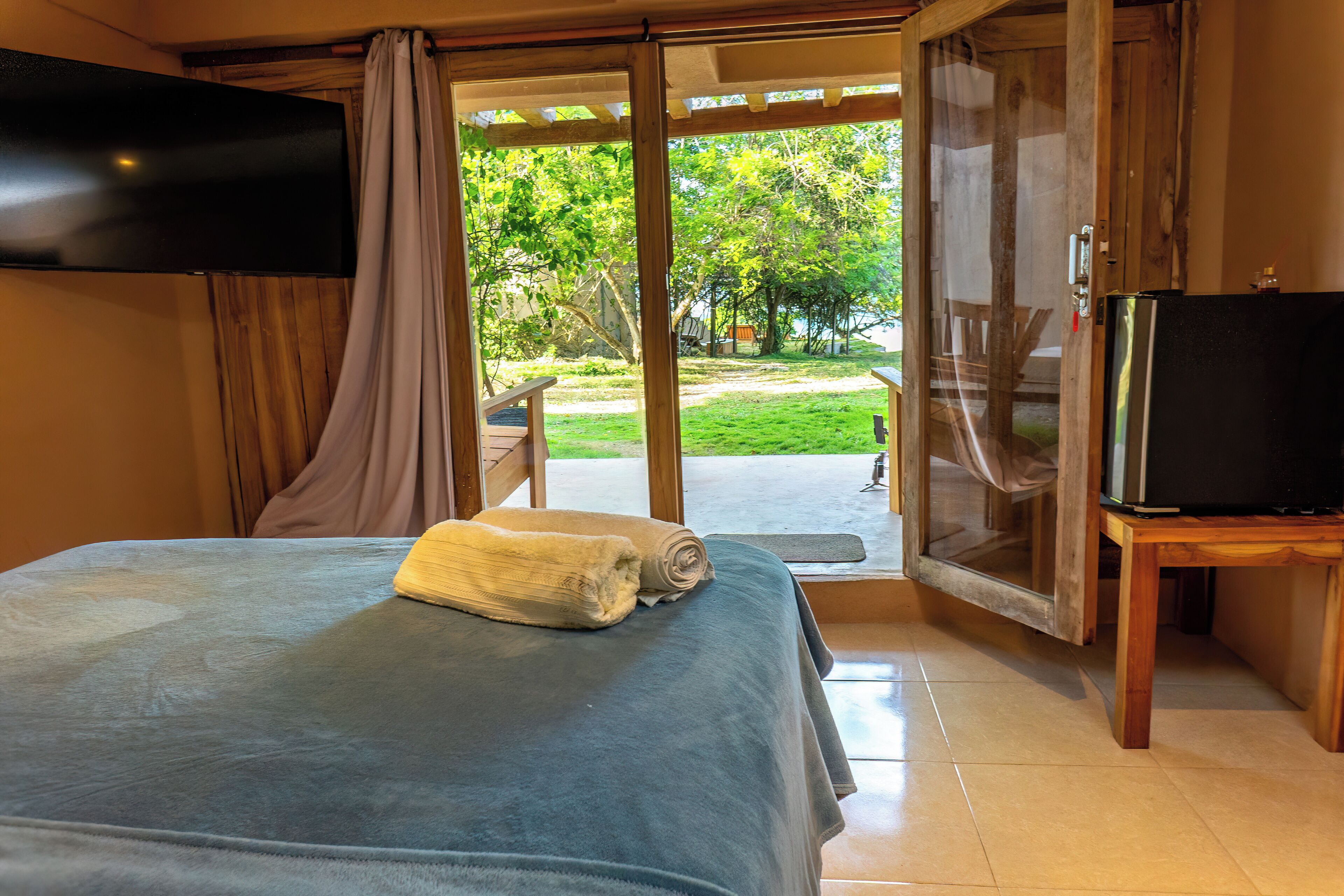 Standard-bungalow, näköala puutarhaan | Minibaari, tallelokero huoneessa, yksilöllisesti kalustettu