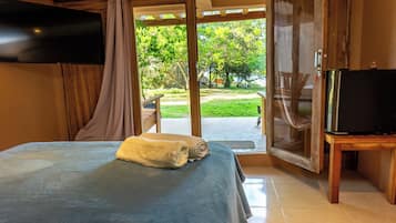 Bungalow estándar, vista al jardín | Minibar, caja de seguridad en la habitación y muebles diferentes