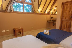 Habitación triple Confort, 1 habitación | Minibar, caja fuerte, mobiliario individual y wifi gratis