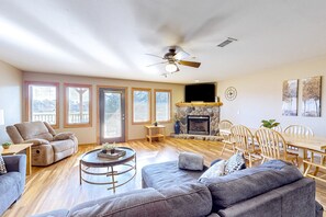 TV, fireplace - Golf course-front condo with pool, hot tub, dock, tennis, golf, & private beach (Arkdale)