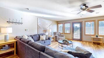 Televisión y chimenea