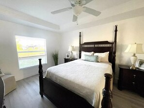 2 bedrooms, desk, iron/ironing board, free WiFi - Stunning Villa in Golfer's Paradise/Canal Views (Rotonda West)