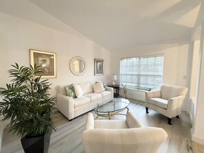 Smart TV - Stunning Villa in Golfer's Paradise/Canal Views (Rotonda West)