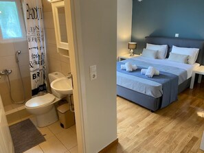 Haartrockner, Handtücher, Seife, Toilettenpapier