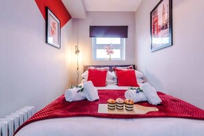 2 bedrooms, iron/ironing board, travel cot, WiFi - NEW! Stylish home, amazing location, sleeps 6! (Chester)