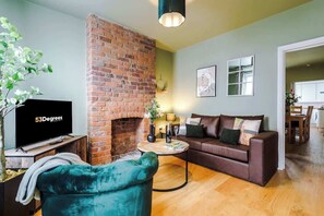 TV, offices - NEW! Stylish home, amazing location, sleeps 6! (Chester)