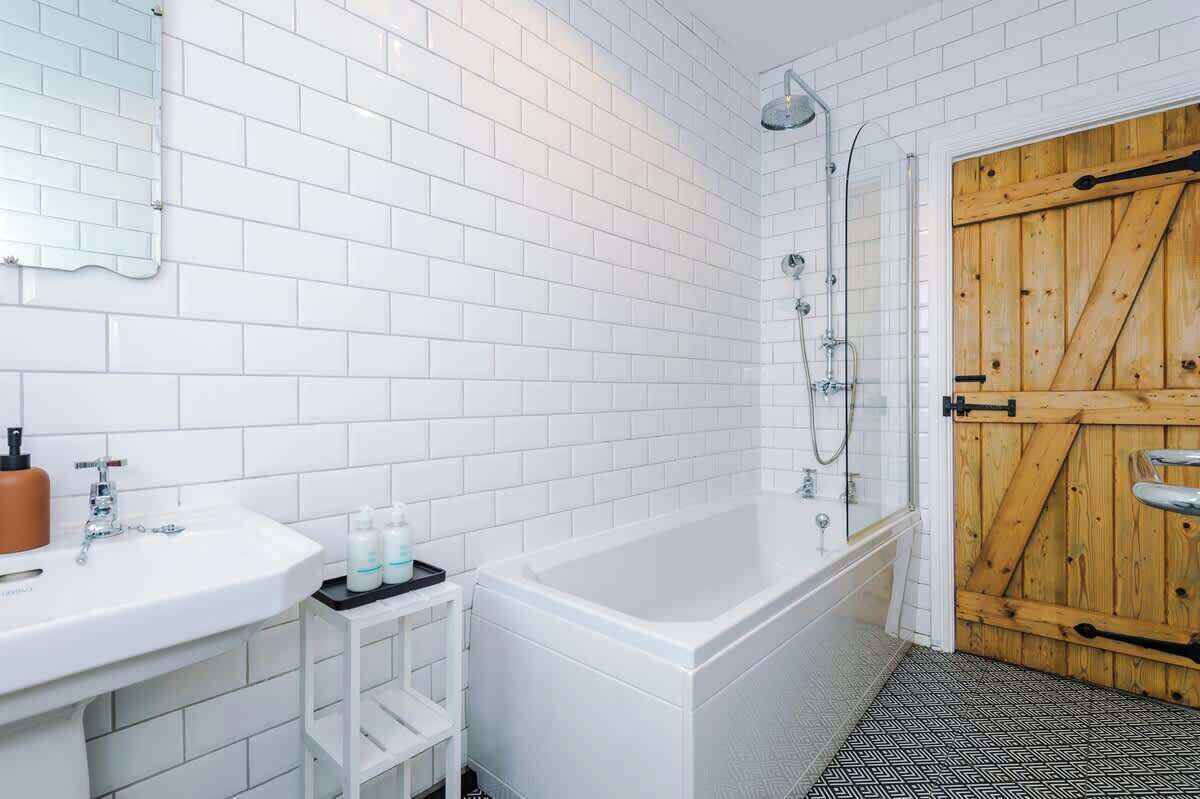 Douche, sèche-cheveux, shampoing
