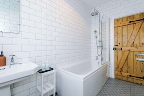 Shower, hair dryer, shampoo - NEW! Stylish home, amazing location, sleeps 6! (Chester)