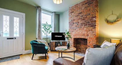 NEW! Stylish home, amazing location, sleeps 6!