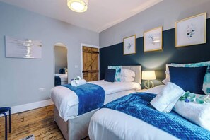 2 bedrooms, iron/ironing board, travel crib, WiFi - NEW! Stylish home, amazing location, sleeps 6! (Chester)