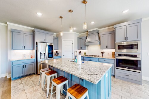 Spacious home with enclosed yard, foosball table, & children's items - dogs ok