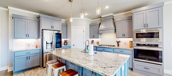 Spacious home with enclosed yard, foosball table, & children's items - dogs ok