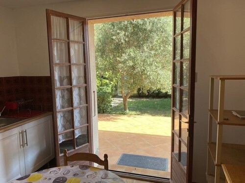 Appartement en rez de chaussée de villa en bord de mer, 150 m de la plage