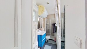 Hair dryer, towels, soap, toilet paper - Spacious flat, sleeps 3, 20 min from Eiffel Tower, in the 15th arrondissement
(Paris)