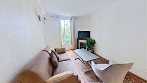 TV - Spacious flat, sleeps 3, 20 min from Eiffel Tower, in the 15th arrondissement
(Paris)