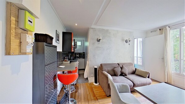 TV - Spacious flat, sleeps 3, 20 min from Eiffel Tower, in the 15th arrondissement
(Paris)