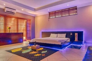 9 bedrooms, WiFi, bed sheets - Gspot on 94 Langermann drive (Johannesburg)