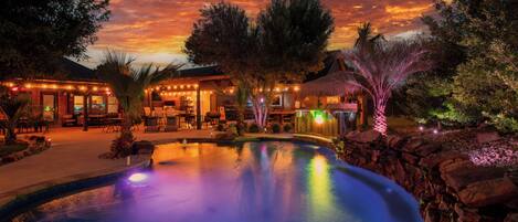 Una piscina al aire libre