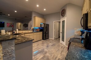 Geladeira, micro-ondas, fogão, cooktop