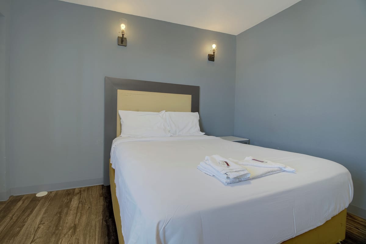 Desk, iron/ironing board (on request), WiFi (free), bed sheets