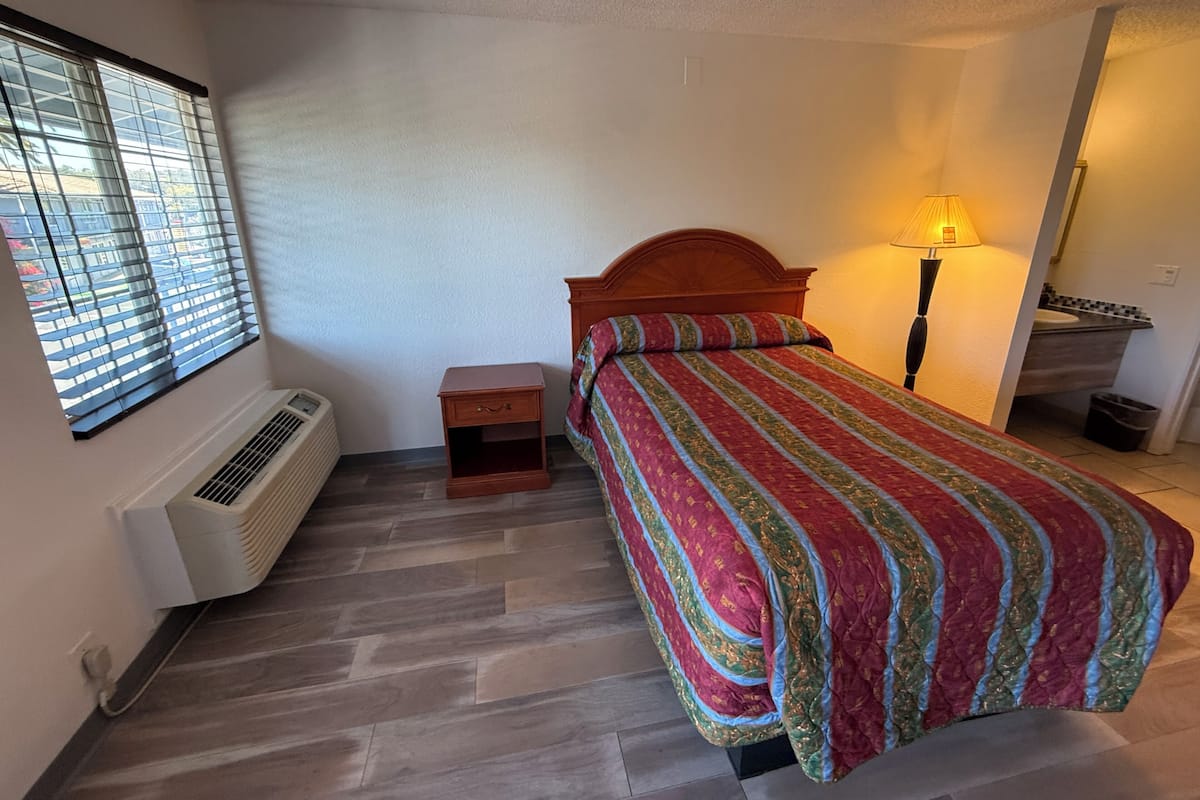 Escritorio, tabla de planchar con plancha, wifi gratis y ropa de cama