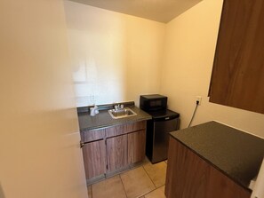 ルーム キングベッド 1 台 禁煙 簡易キッチン | 専用簡易キッチン | 電子レンジ、ダイニングテーブル