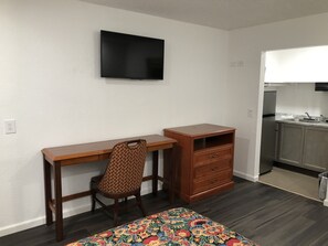 Desk, laptop workspace, free WiFi, bed sheets - Solano Inn (Vallejo)