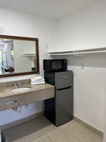 Quarto standard, para não fumantes, geladeira e micro-ondas | Comodidades do quarto