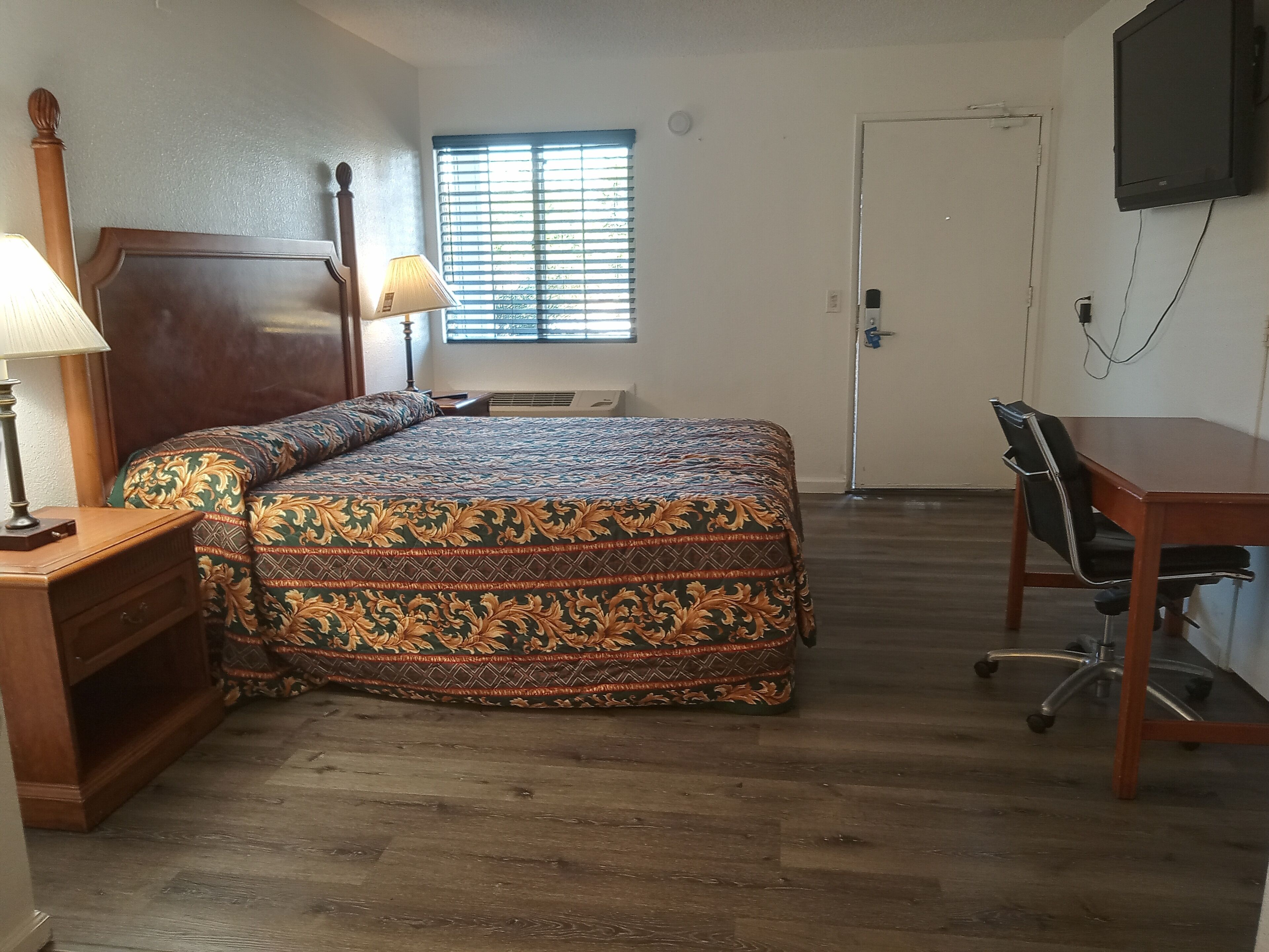 Desk, iron/ironing board (on request), WiFi (free), bed sheets