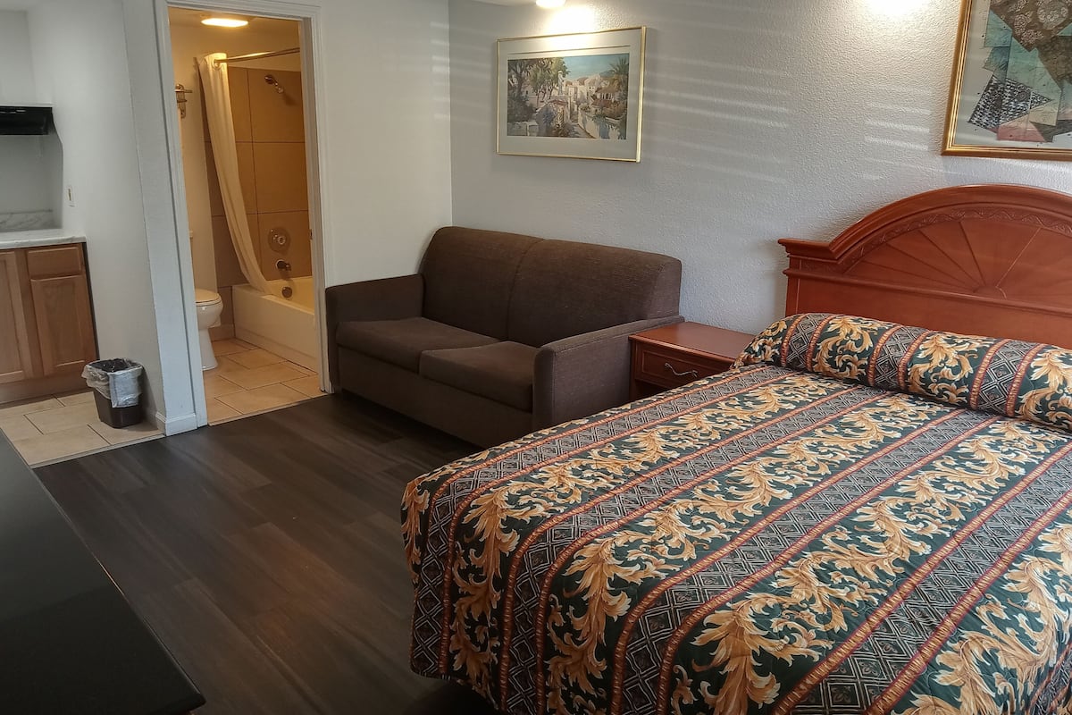 Escritorio, tabla de planchar con plancha, wifi gratis y ropa de cama