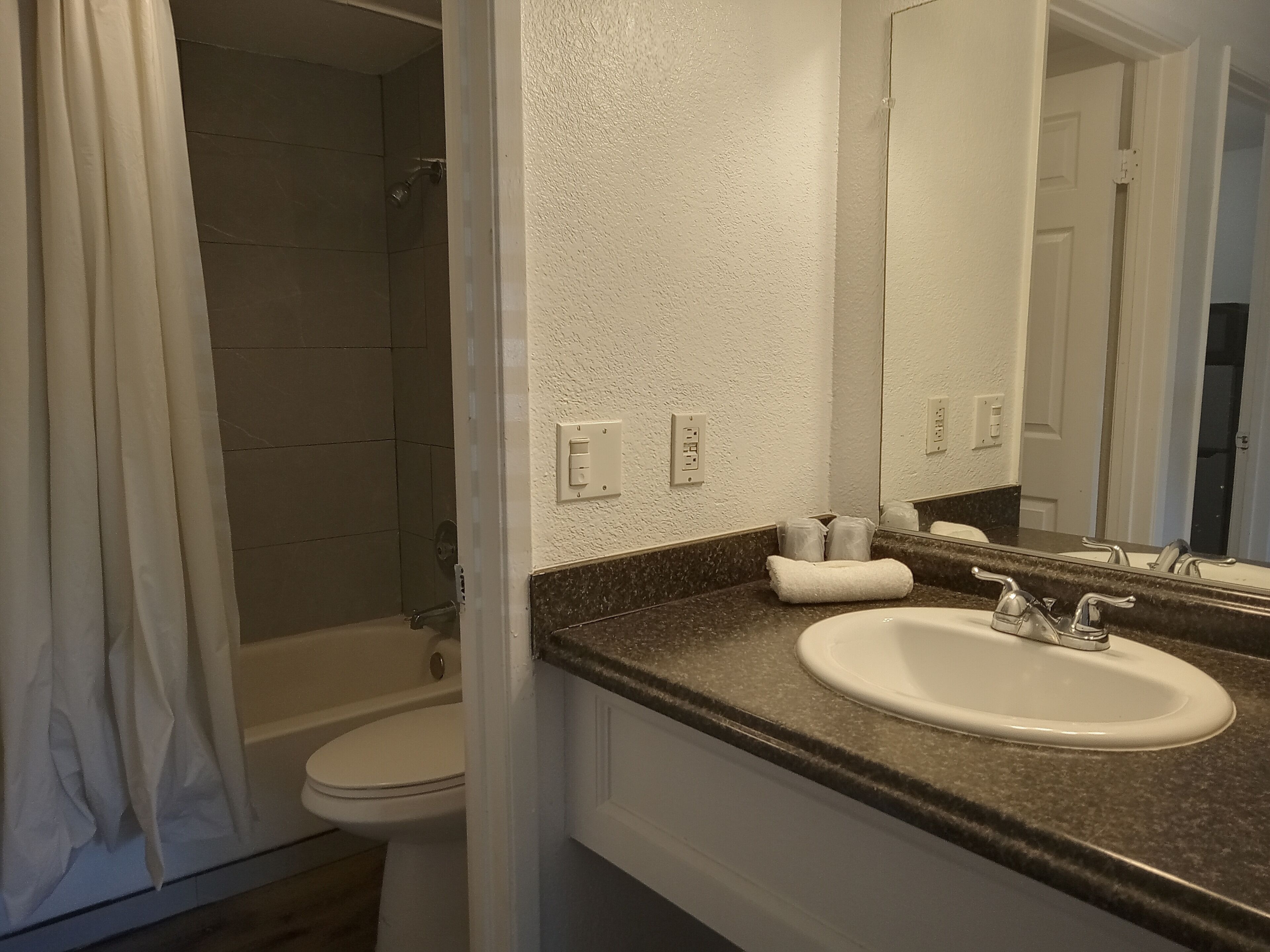 Room, 1 King Bed, Non Smoking, Kitchenette | Bathroom