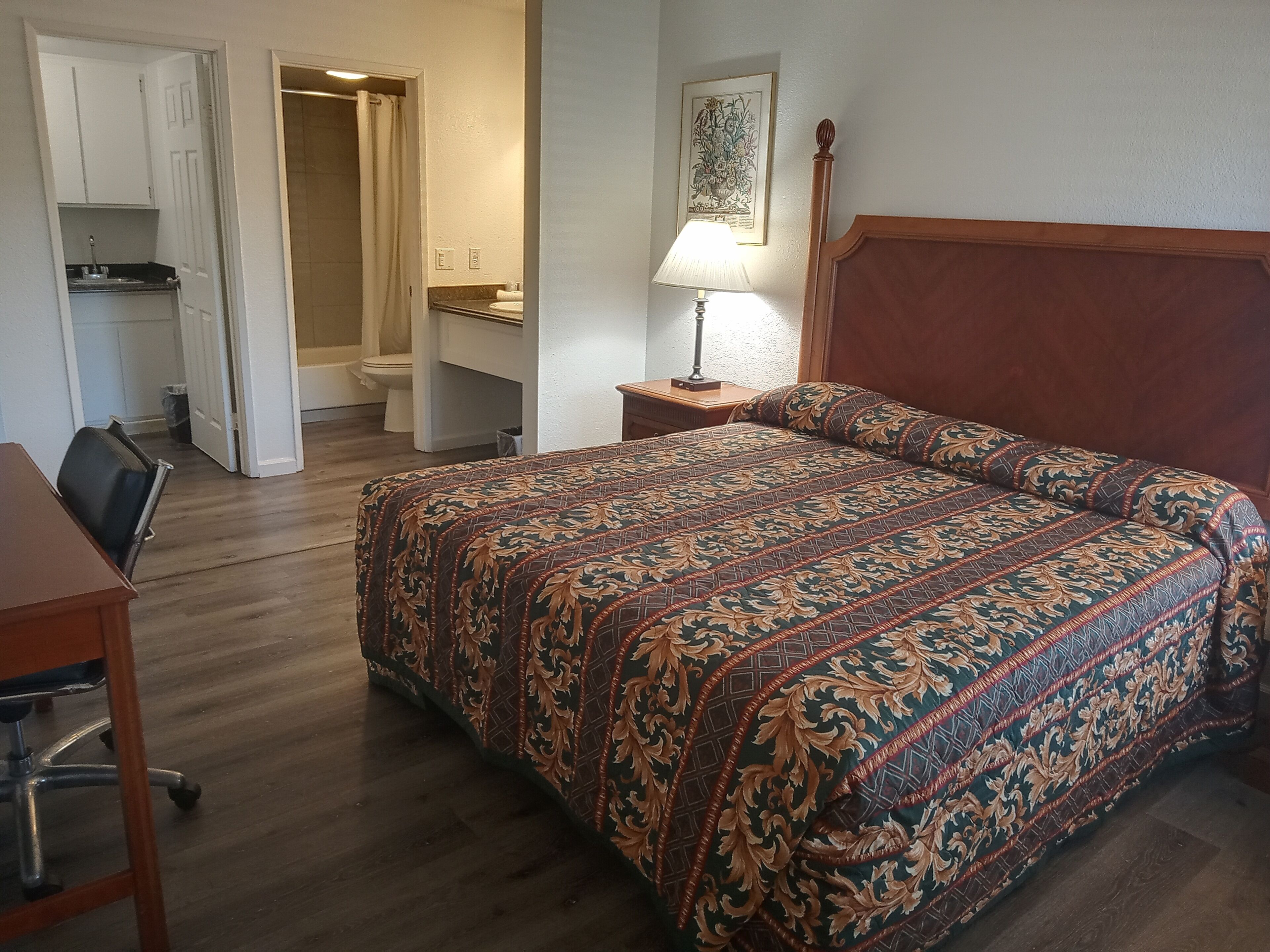 Desk, iron/ironing board (on request), WiFi (free), bed sheets