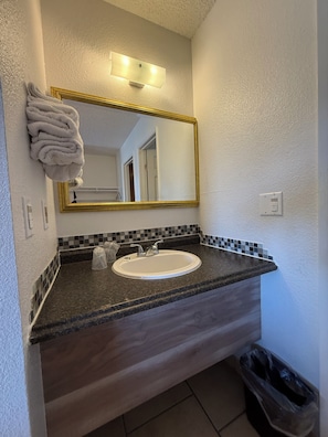 Free toiletries, hair dryer (on request), towels - Solano Inn Vallejo Napa Valley / Six Flags (Vallejo)