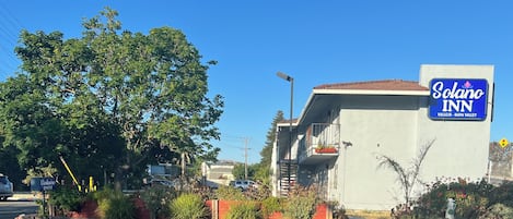 Vista frontal de la propiedad