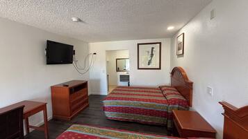 Escritorio, tabla de planchar con plancha, wifi gratis y ropa de cama