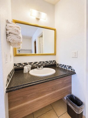 Free toiletries, hair dryer, towels - Solano Inn Vallejo Napa Valley / Six Flags (Vallejo)