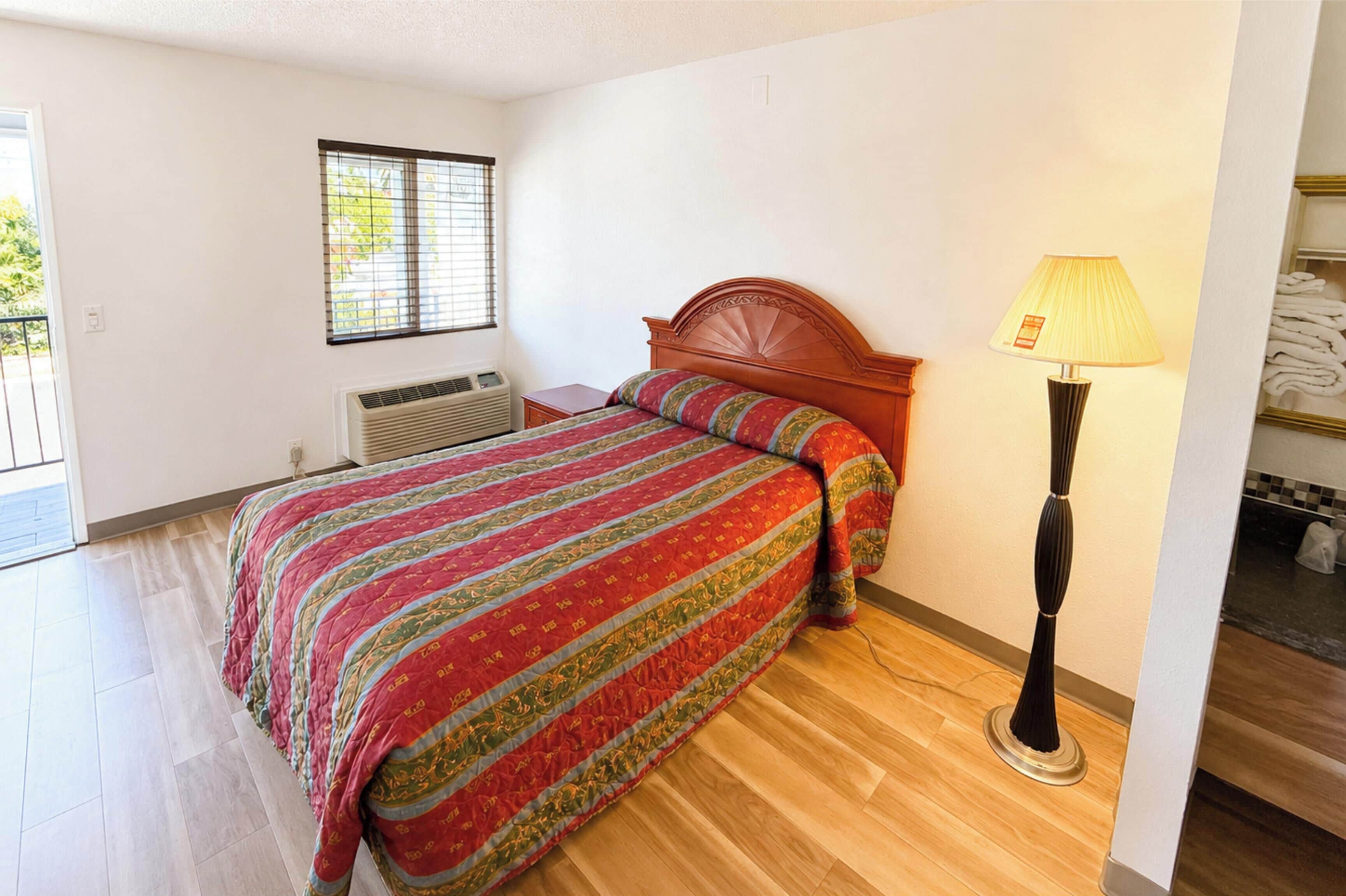 Single Room, Smoking (Single Bed) | Meja, seterika/papan seterika, Wi-fi percuma, cadar katil 