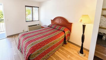 Single Room, Smoking (Single Bed) | Meja, seterika/papan seterika, Wi-fi percuma, cadar katil