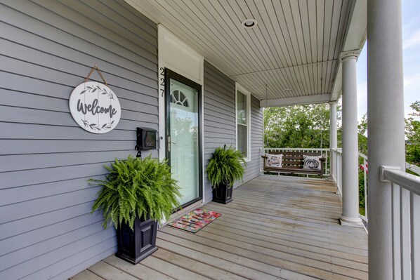 Exterior detail - Oak Street Manor, Charming Home near Bathhouse Row! (Hot Springs)