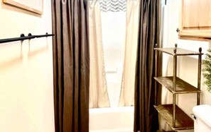 Hair dryer, towels, soap, shampoo - All Redone 3 beds 2.5 baths, Spacious & charming, easy walk to main!  (Fredericksburg)