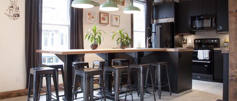 冷蔵庫、電子レンジ、オーブン、コンロ