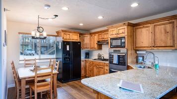 Frigorífico, microondas, horno y placa de cocina