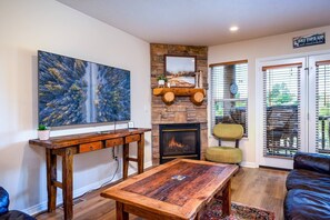 Älytelevisio, takka, pöytäjalkapallopöytä, pöytätennispöytä