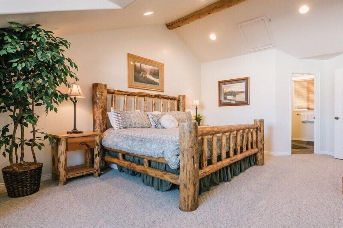 2 bedrooms, iron/ironing board, travel crib, free WiFi