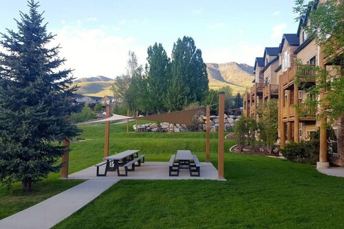 Basin Lakeside Getaway MH702|Near Powder Mtn |Hot Tub