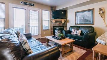 Smart-tv, eldstad, bordsfotboll och ett bordtennisbord