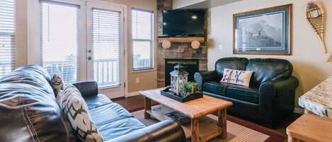 Smart-tv, eldstad, bordsfotboll och ett bordtennisbord